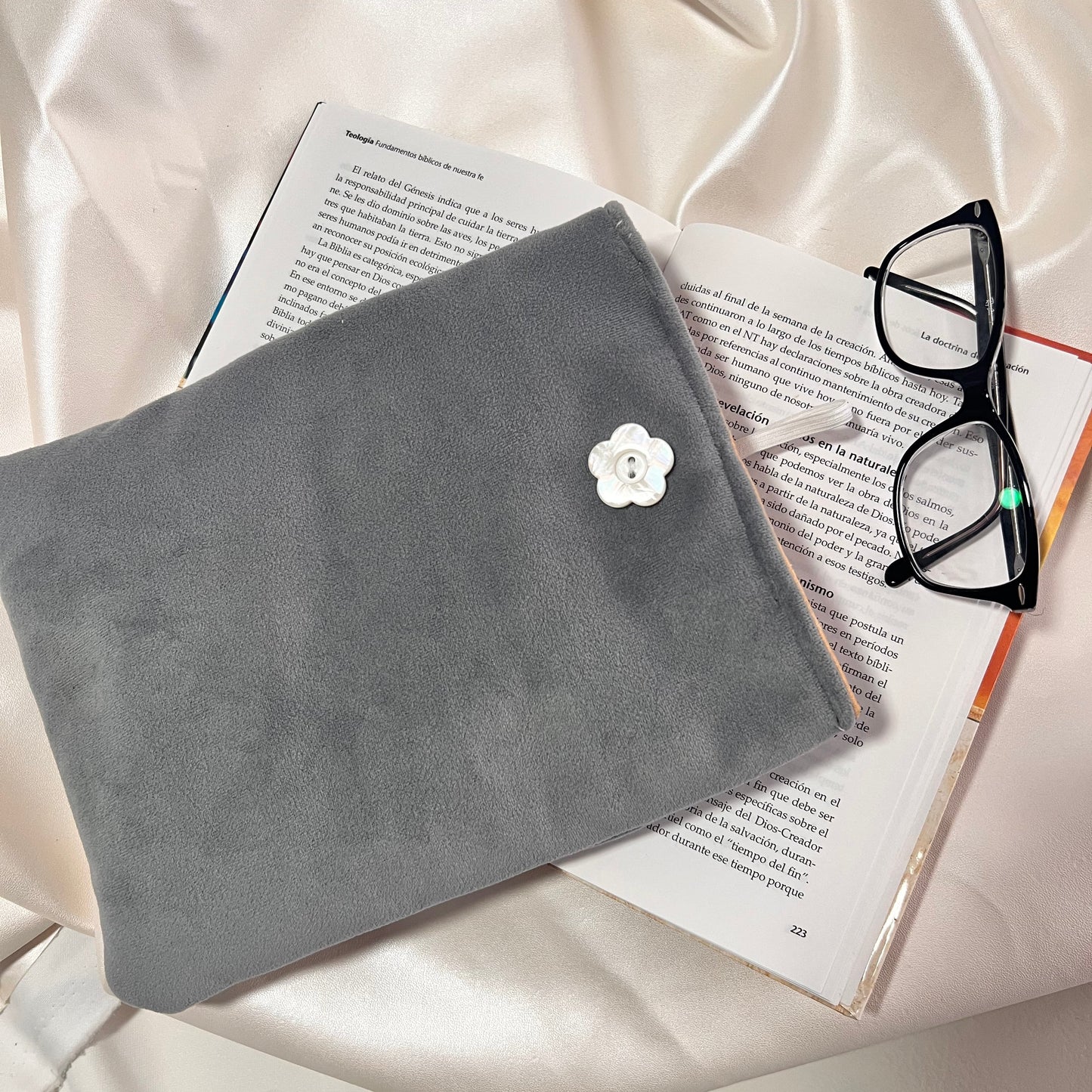 Paddle book sleeve
Handmade book sleeve
gray book sleeve
Gift for books
Gift for book lovers
Book sleeve for travel
Book sleeve for teachers
Book sleeve case
Book sleeve
Book protector
book pouch
book cover sleeve