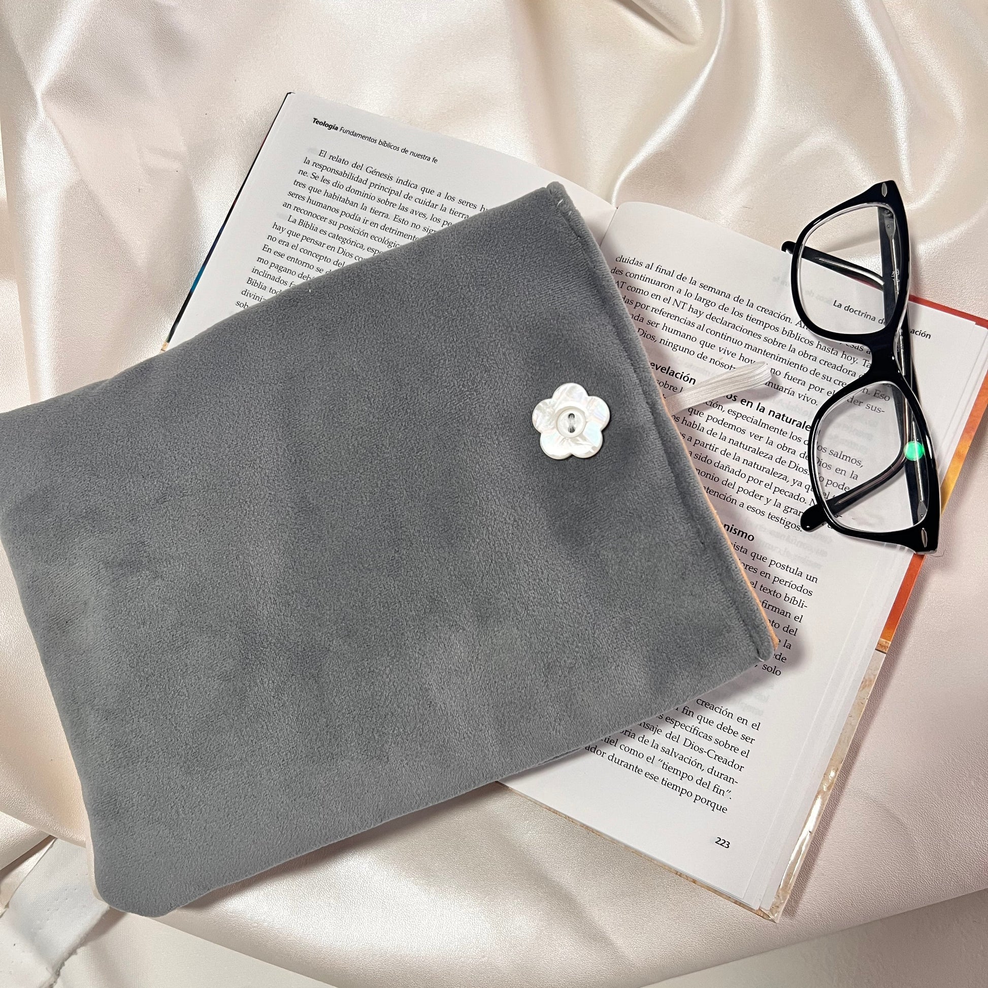 Paddle book sleeve

Handmade book sleeve

gray book sleeve

Gift for books

Gift for book lovers

Book sleeve for travel

Book sleeve for teachers

Book sleeve case

Book sleeve

Book protector

book pouch

book cover sleeve

